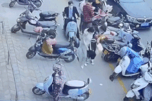 Smartphone bất ngờ bốc cháy dữ dội trong túi xách