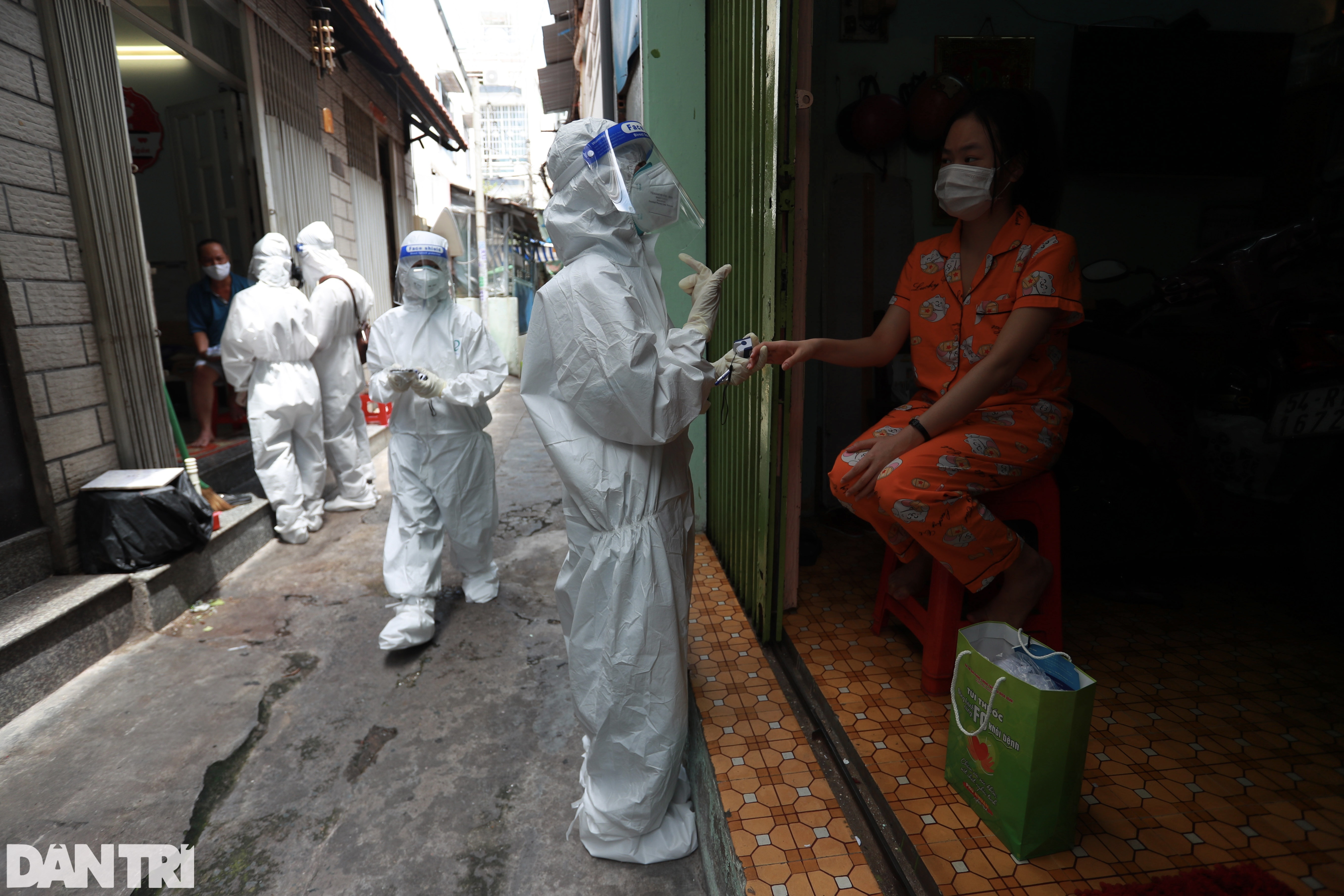 Đi từng ngõ, gõ từng nhà điều trị cho F0 ở Sài Gòn - 8 Đi từng ngõ, gõ từng nhà điều trị cho F0 ở Sài Gòn - 8