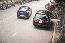 Pha va chạm giữa hai xe sang gây nhiều tranh cãi