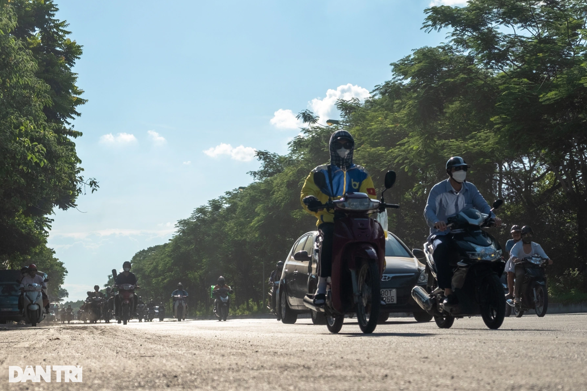 Hà Nội nắng nóng đỉnh điểm, đường phố vắng bóng người giữa trưa - 3 Hà Nội nắng nóng đỉnh điểm, đường phố vắng bóng người giữa trưa - 3