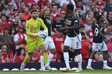 Merino bị đuổi, Arsenal may mắn thoát thua Liverpool