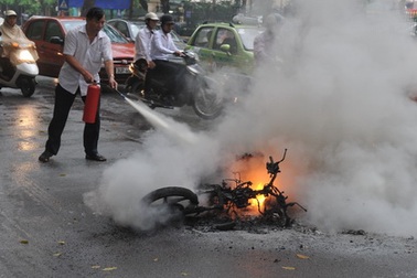 Xe Air Blade cháy ngùn ngụt trên phố