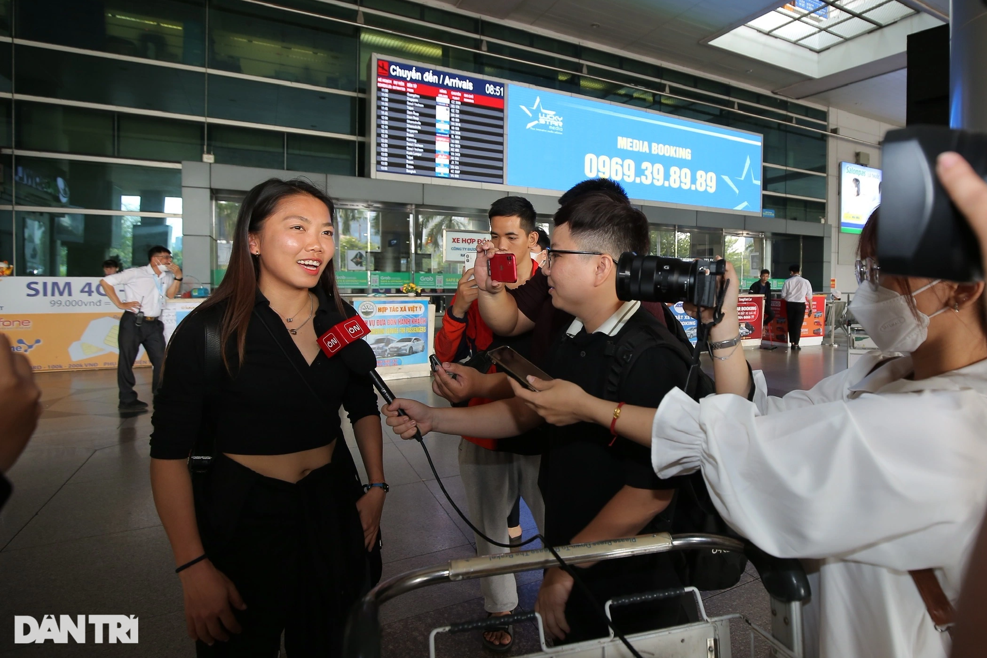 Huỳnh Như về nước trong vòng tay gia đình và người hâm mộ - 3 Huỳnh Như về nước trong vòng tay gia đình và người hâm mộ - 3
