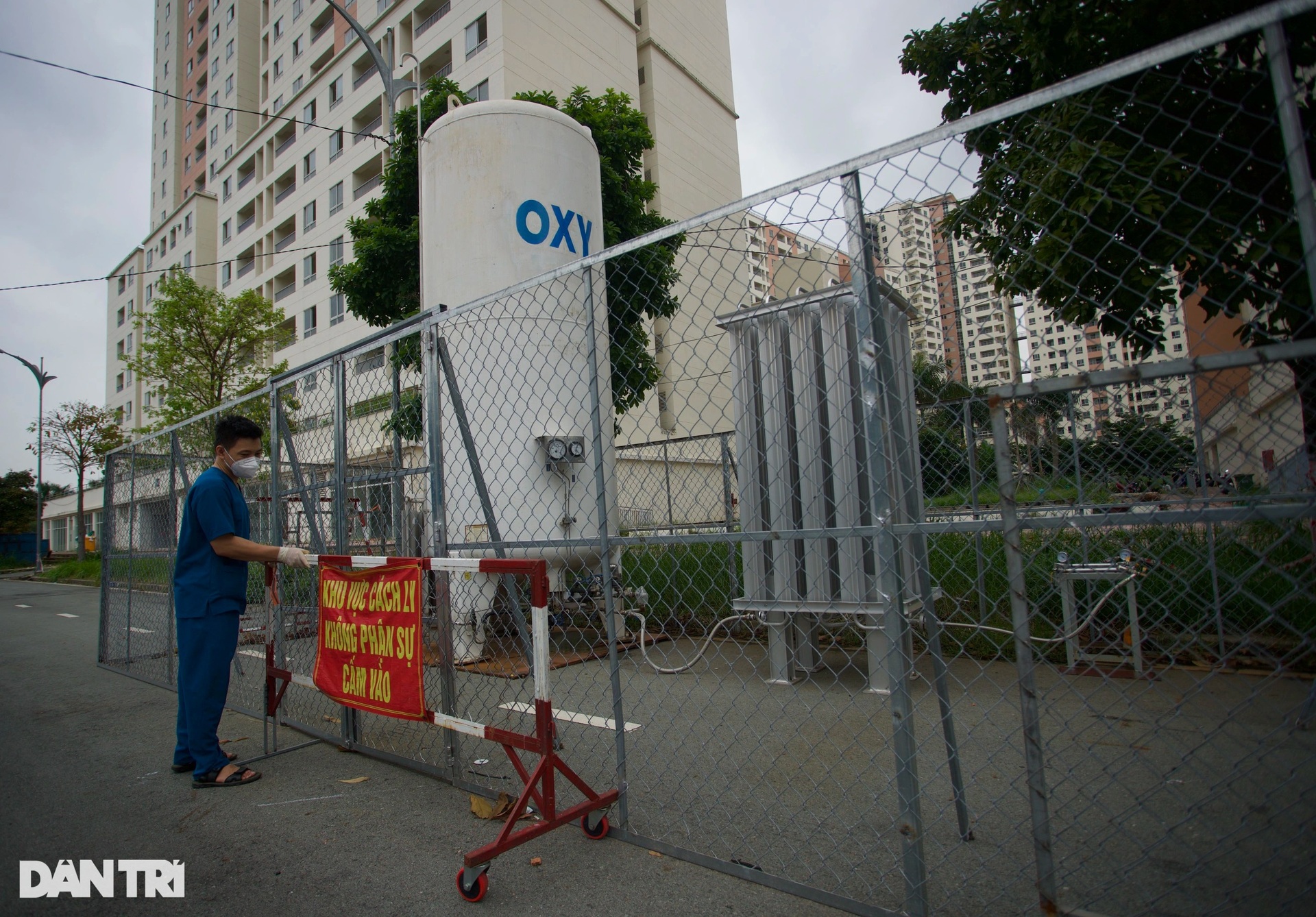 Máy thở, bình oxy xếp đầy kho bệnh viện dã chiến vì hết bệnh nhân cấp cứu - 12