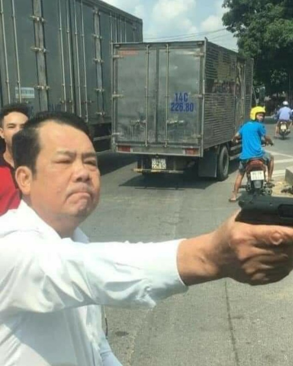 Giám đốc rút súng dọa bắn người liệu còn cửa thoát án tù hay không? - 1 Giám đốc rút súng dọa bắn người liệu còn cửa thoát án tù hay không? - 1
