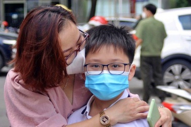 Học sinh tiểu học nội thành Hà Nội trở lại trường: Vừa mừng vừa lo!