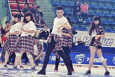 Nam sinh điển trai nhảy giày cao gót cực đỉnh