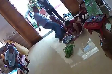 Khởi tố nhóm côn đồ xông vào nhà hành hung phụ nữ