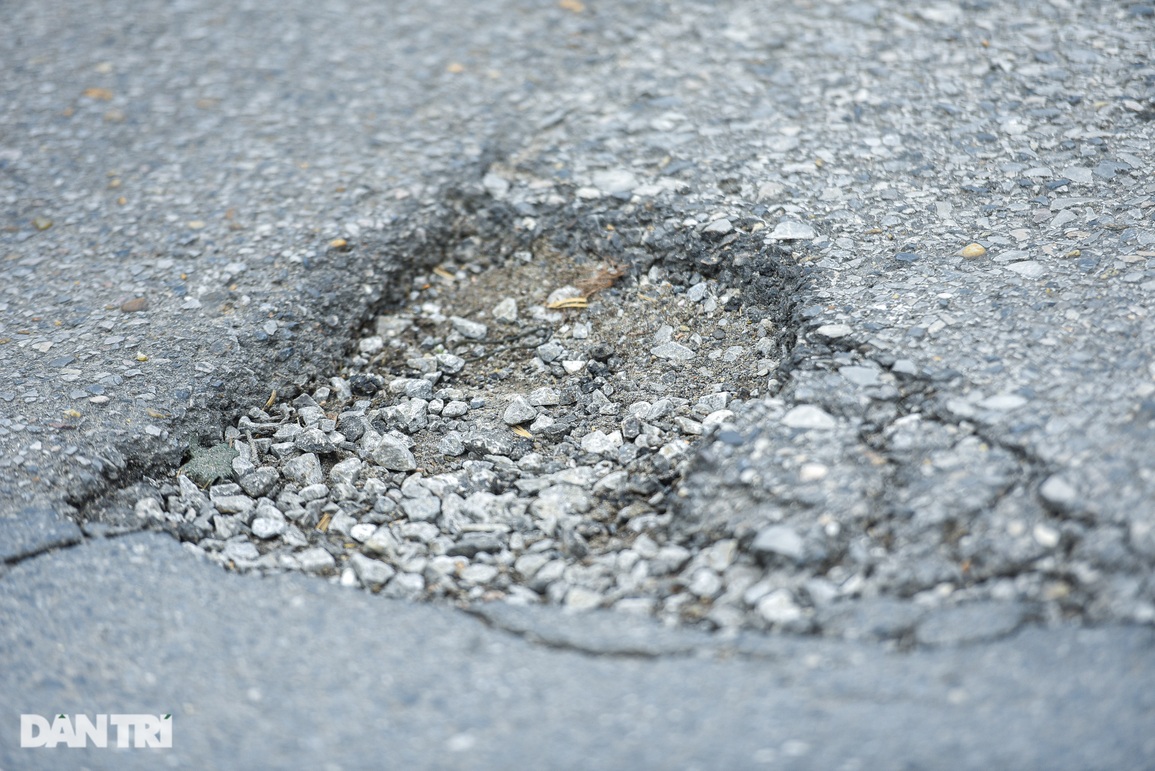 Ổ gà chắp vá trên cây cầu Long Biên 120 năm tuổi ở Hà Nội - 5