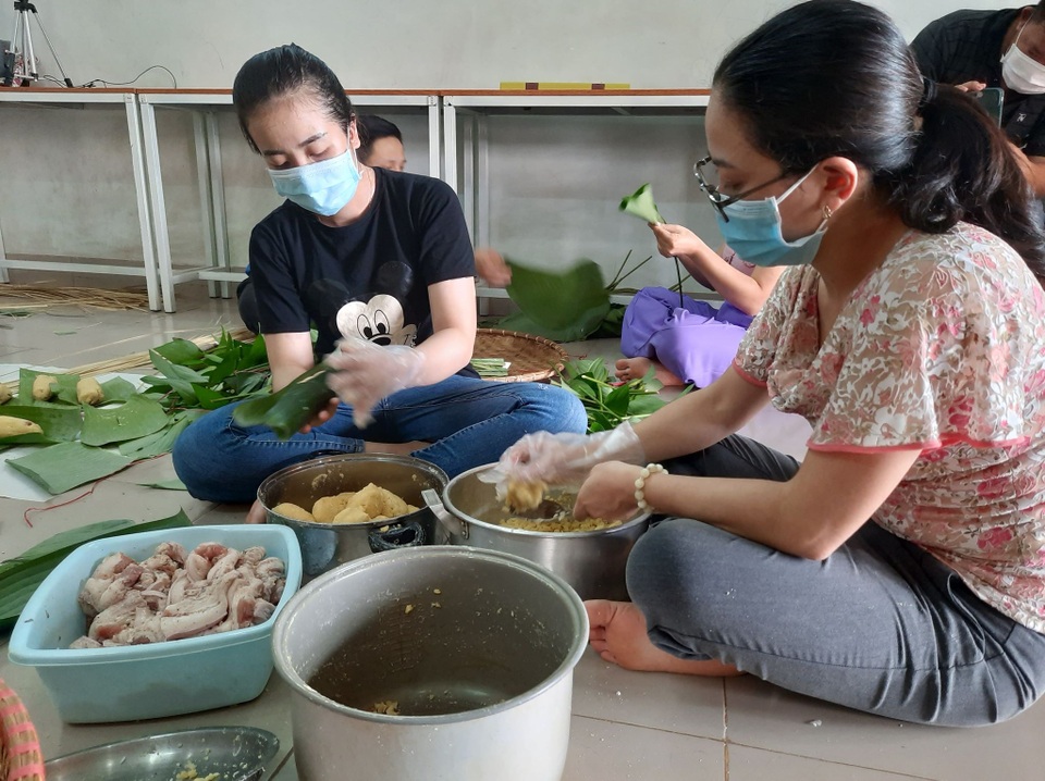 Đắk Lắk: Thầy giáo gói cả trăm chiếc bánh chưng gửi vào khu cách ly - 4 Đắk Lắk: Thầy giáo gói cả trăm chiếc bánh chưng gửi vào khu cách ly - 4