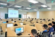 Hàng trăm học sinh THPT được "học thật" tại giảng đường, tự mình giải bài toán chọn ngành