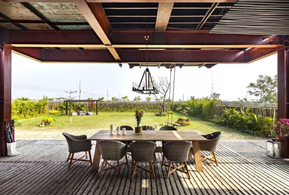Khó tin nhà 3 tầng đẹp như resort được làm từ container - 4 Khó tin nhà 3 tầng đẹp như resort được làm từ container - 4