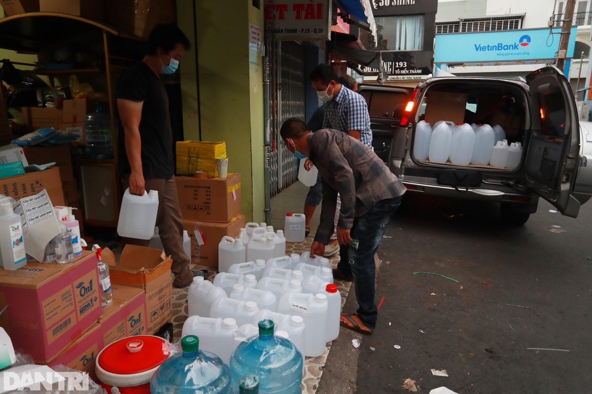 Người dân TPHCM đổ xô đi siêu thị mua hàng sau quy định ai ở đâu ở yên đó - 18 Người dân TPHCM đổ xô đi siêu thị mua hàng sau quy định ai ở đâu ở yên đó - 18