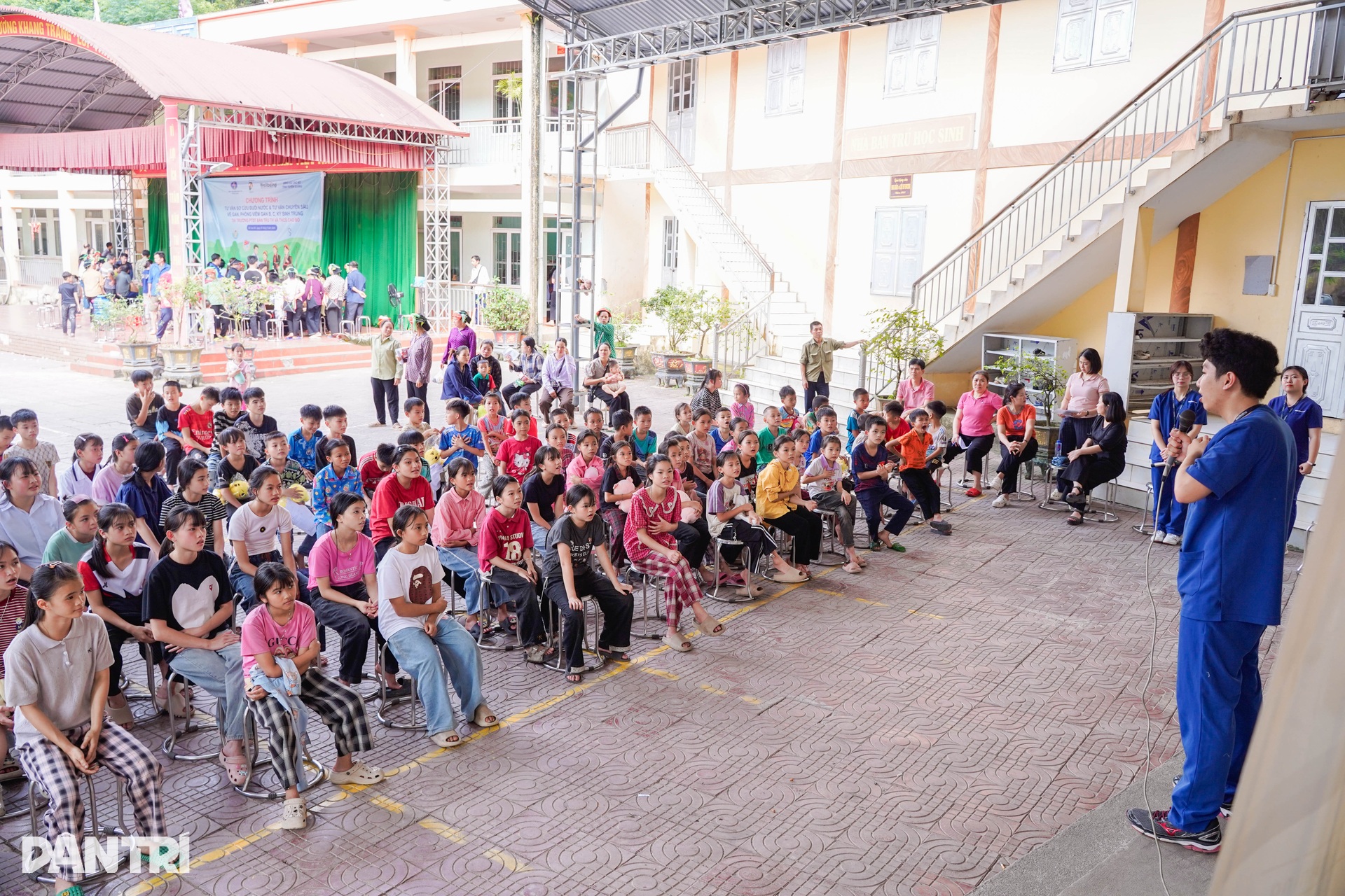 Dân trí đưa chuyên gia lên bản xa tập huấn chống đuối nước cho 200 cô trò - 1