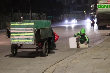 Công nhân vệ sinh môi trường đón Giao thừa trên đường