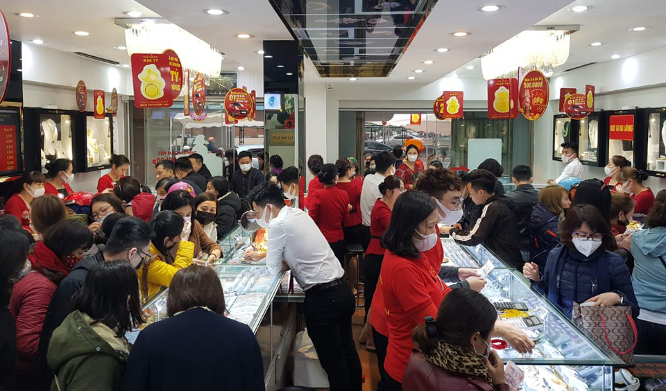 Không khí mua sắm nhộn nhịp ngày vía Thần tài 2020 tại Bảo Tín Mạnh Hải - 2