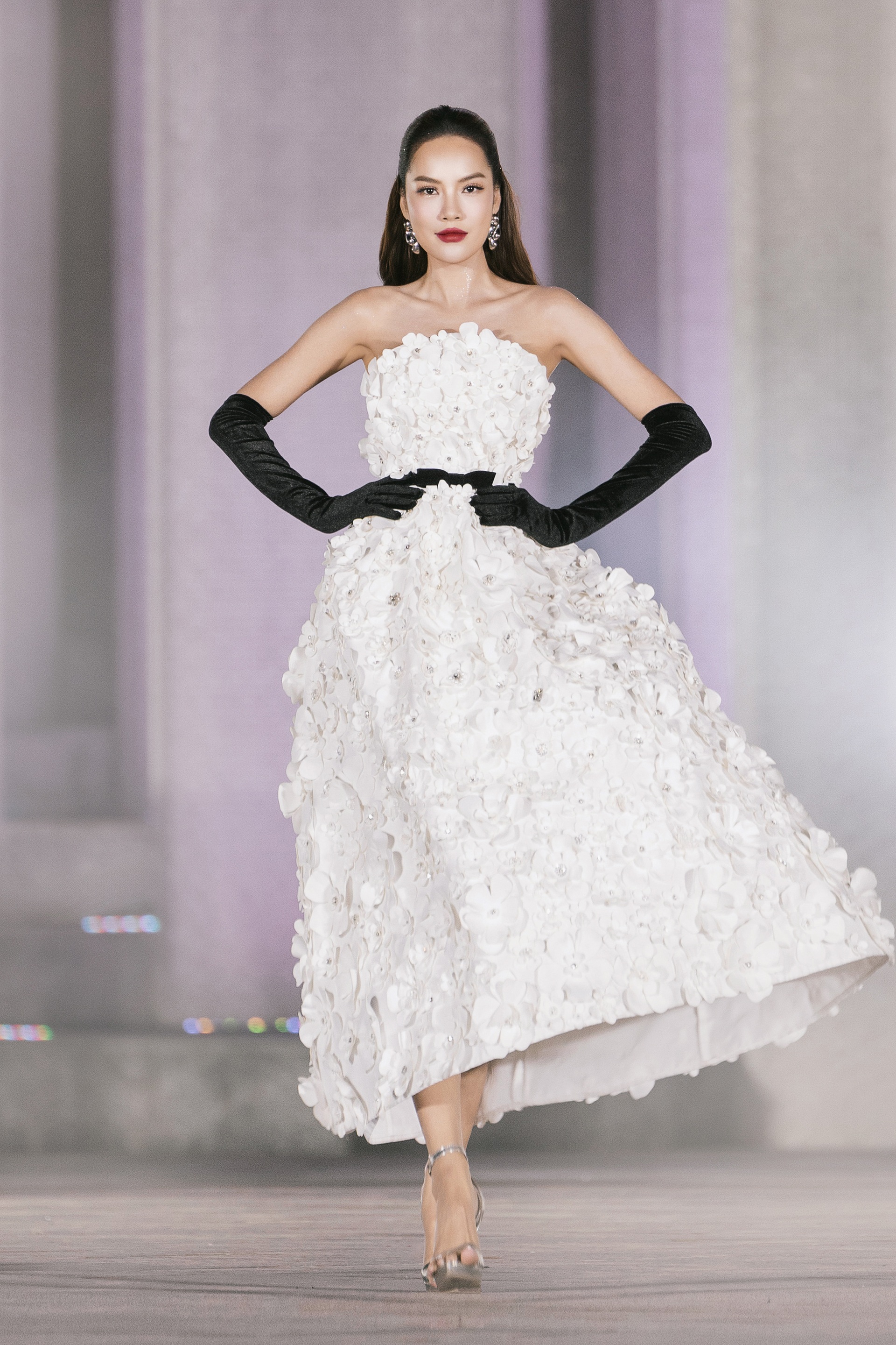 កញ្ញា ឡេ ហ័ងភឿង បង្ហាញស្មាទទេរបស់នាង ក្លាយជាឈុតឆាកនៃកម្មវិធីបង្ហាញម៉ូដ - ៣ Hoa hậu Lê Hoàng Phương khoe vai trần, làm vedette show thời trang - 3