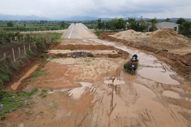 Cầu trăm tỷ xây xong "nằm chờ" đường dẫn