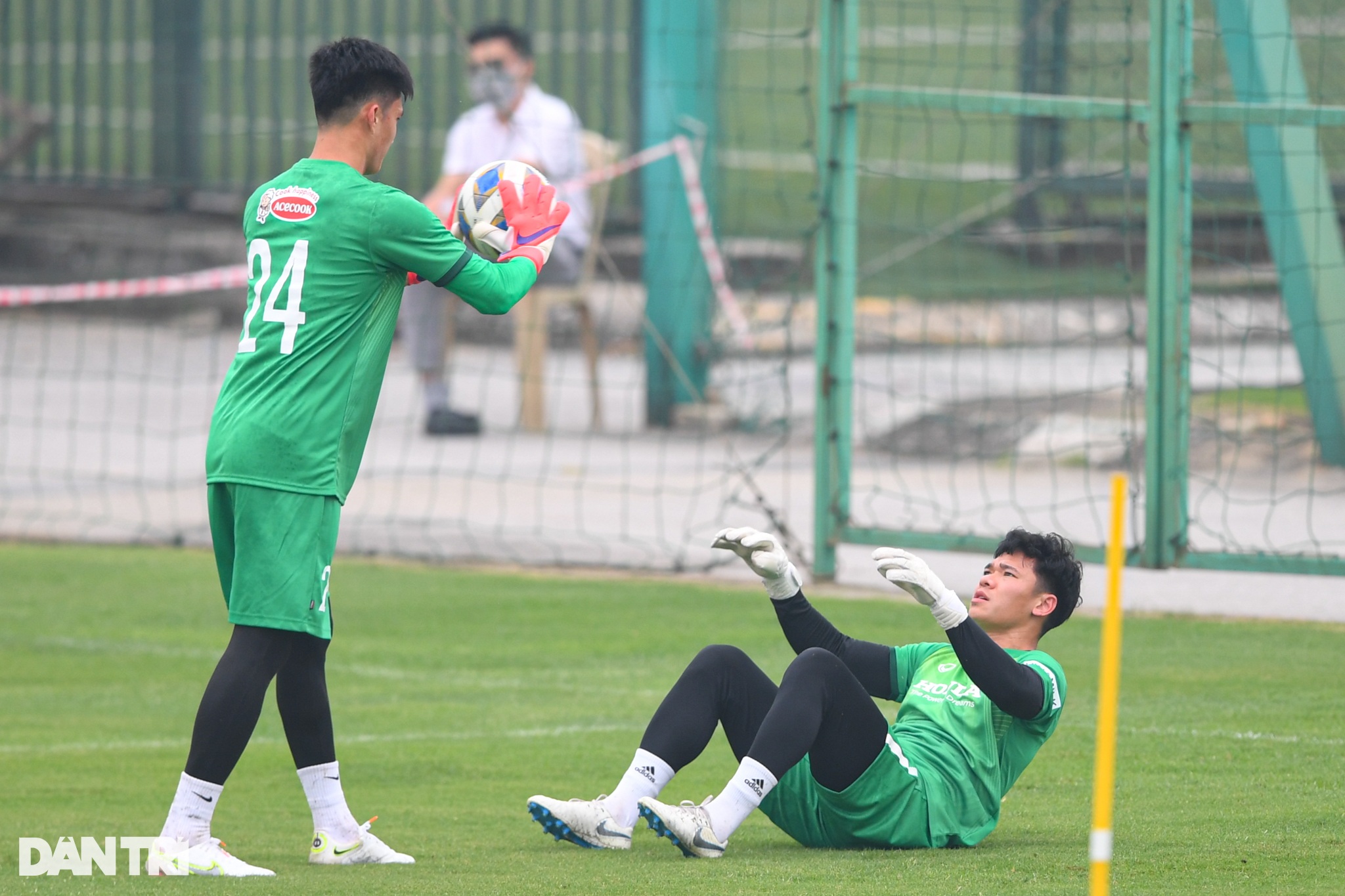 Tân binh Adriano Schmidt trong buổi tập đầu tiên cùng tuyển Việt Nam - 13 Tân binh Adriano Schmidt trong buổi tập đầu tiên cùng tuyển Việt Nam - 13