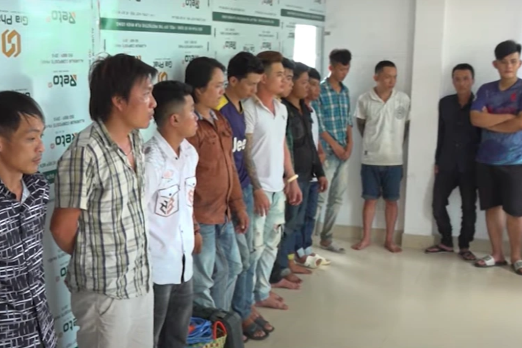 Hàng chục người đi trên 4 ô tô xông vào nhà dân đánh người - 1 Hàng chục người đi trên 4 ô tô xông vào nhà dân đánh người - 1