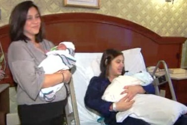 Hi hữu mẹ và con gái sinh em bé cùng ngày
