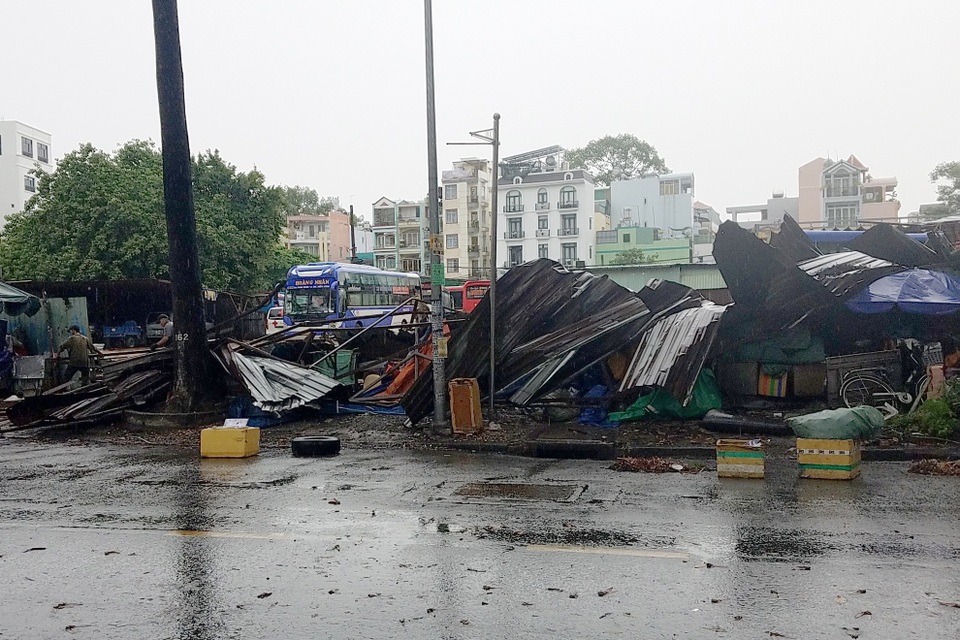 Gió lốc cuốn mái tôn lớn bay lên không trung, đè người đi đường - 1 Gió lốc cuốn mái tôn lớn bay lên không trung, đè người đi đường - 1