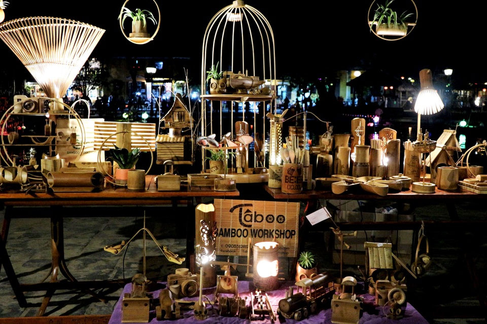 Du khách thích thú trải nghiệm chợ phiên Hội An mừng năm mới 2021 - 3