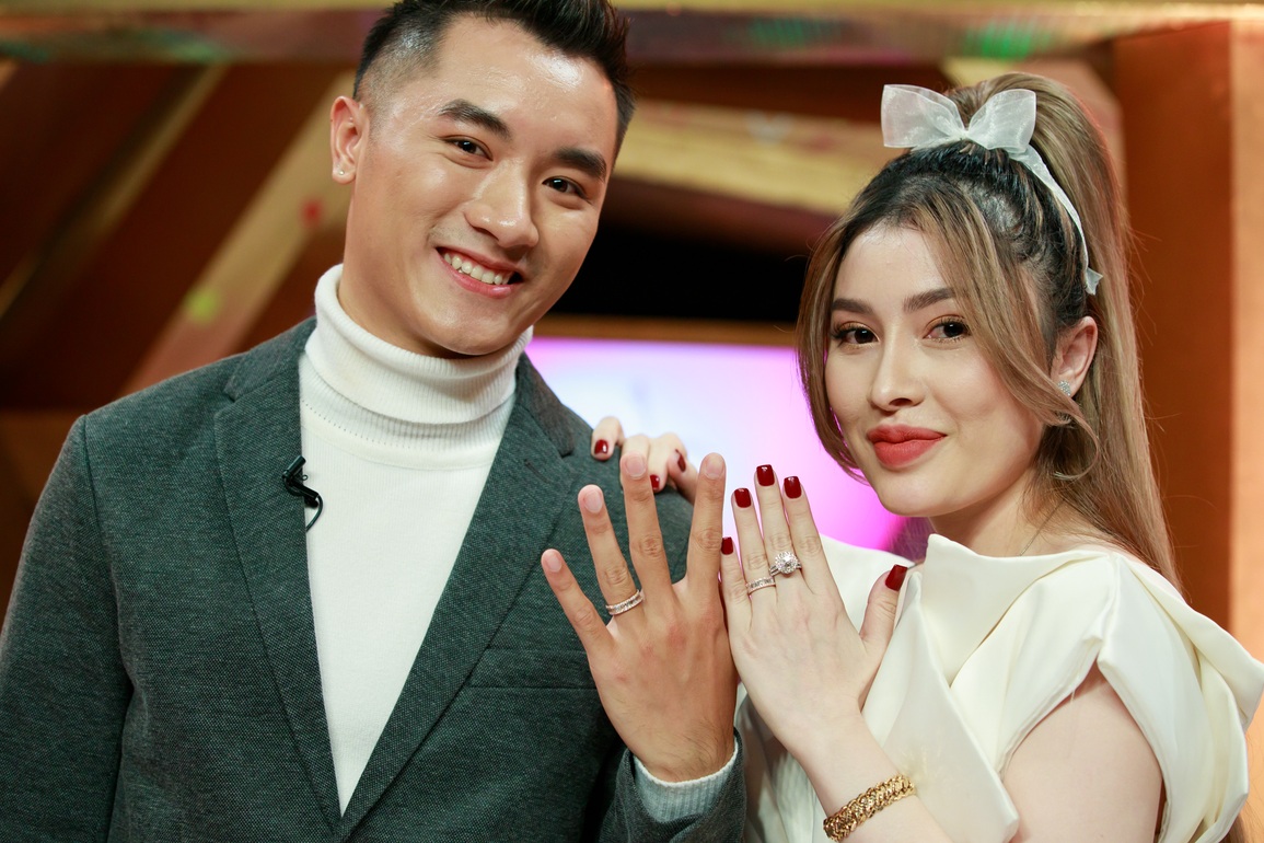 Vợ chồng đẹp như tranh gây sốt trên truyền hình vì tặng nhau quà khủng - 3 Vợ chồng đẹp như tranh gây sốt trên truyền hình vì tặng nhau quà khủng - 3
