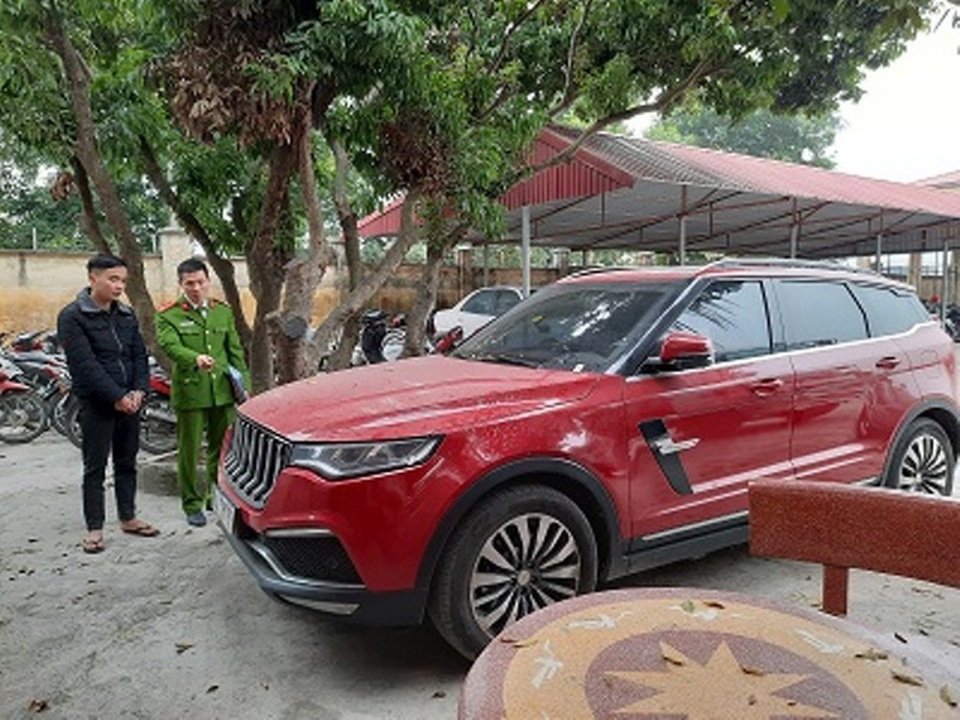 Hé lộ chân dung đối tượng bắn 3 phát súng vào xe ô tô thánh chửi Dương Minh Tuyền - 3 Hé lộ chân dung đối tượng bắn 3 phát súng vào xe ô tô thánh chửi Dương Minh Tuyền - 3