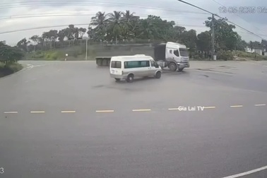 Xe 16 chỗ lao thẳng vào hông xe tải ở ngã tư, bài học lớn cho các tài xế