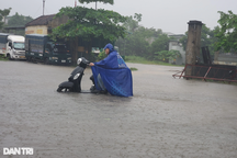 Người và xe "bơi" trên đường phố Thanh Hóa