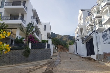 Cận cảnh loạt biệt thự “xẻ thịt” núi Cô Tiên ở Nha Trang