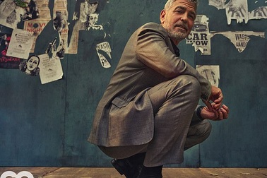 George Clooney gặp tai nạn suýt chết, còn mọi người mải miết chụp hình