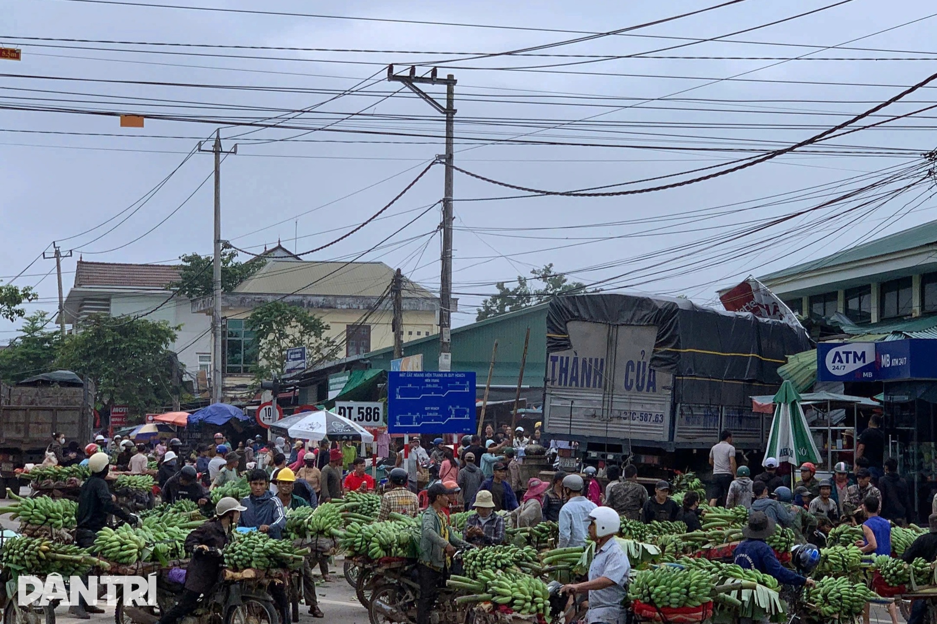 Hiện trường vụ xe tải lao vào chợ khiến 3 người chết, 9 người bị thương - 12 Hiện trường vụ xe tải lao vào chợ khiến 3 người chết, 9 người bị thương - 12