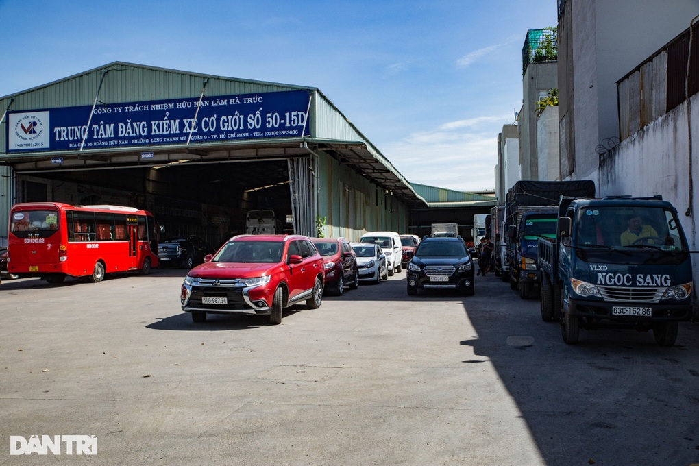 Sợ quá tải, người dân TPHCM đổ xô đi đăng kiểm ô tô dịp cuối năm - 1 Sợ quá tải, người dân TPHCM đổ xô đi đăng kiểm ô tô dịp cuối năm - 1