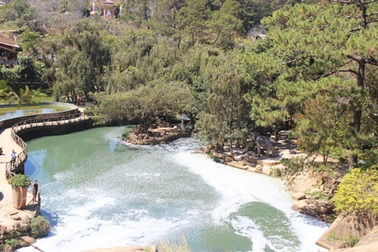 Du khách “bịt mũi” khi đến thác Cam Ly