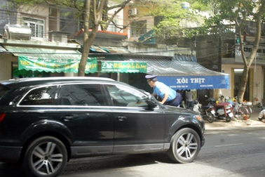 Thanh tra giao thông bị “diễu phố” trên nắp capô xe Audi 