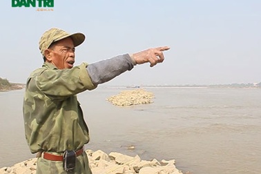 Lão kình ngư 40 năm “cướp cơm” của.... Hà Bá dưới chân cầu Long Biên