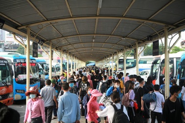 Bến xe đông nghịt người mua vé về quê nghỉ lễ 30/4 - 1/5