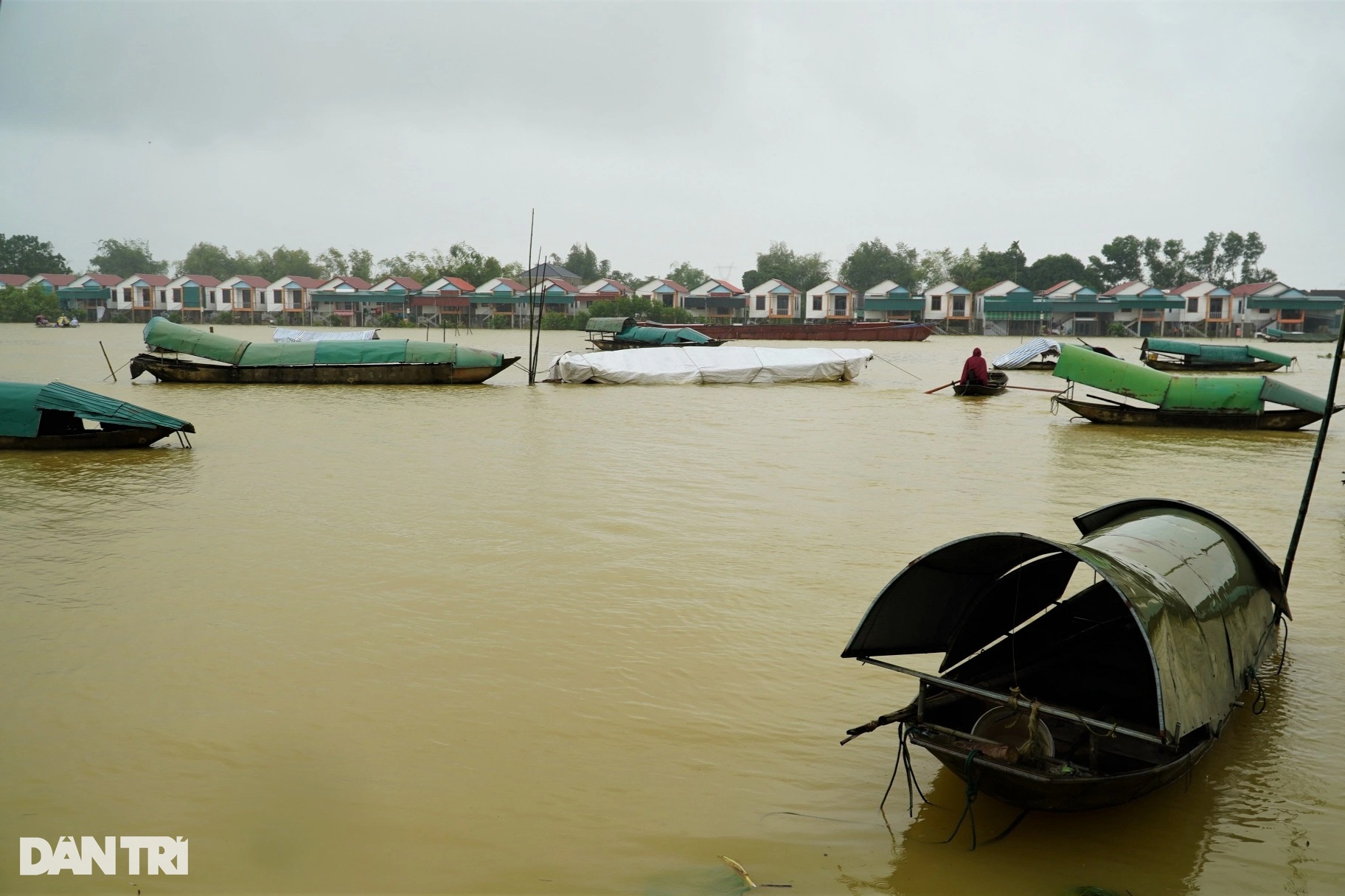 View - Xóm vạn chài thoát cảnh kéo nhau lên bờ tránh lũ sông Lam | Báo Dân trí