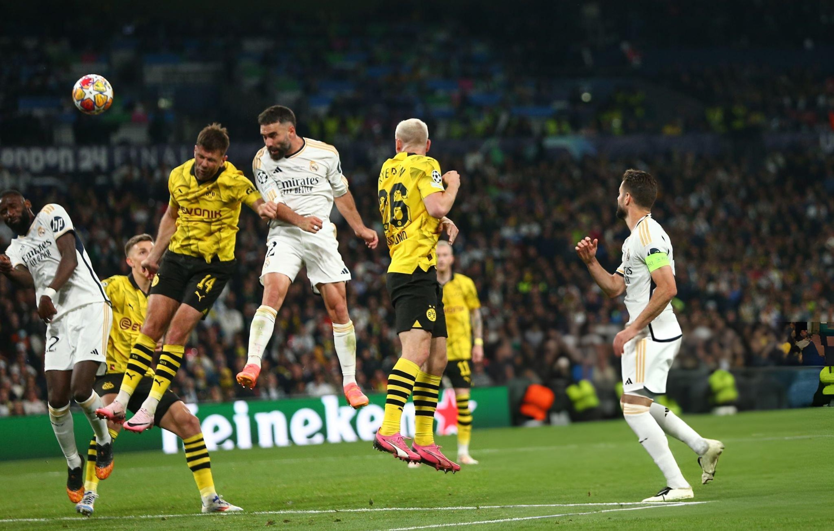 Dortmund trả giá vì đánh giá thấp khả năng chơi đầu của Carvajal (Ảnh: Getty).