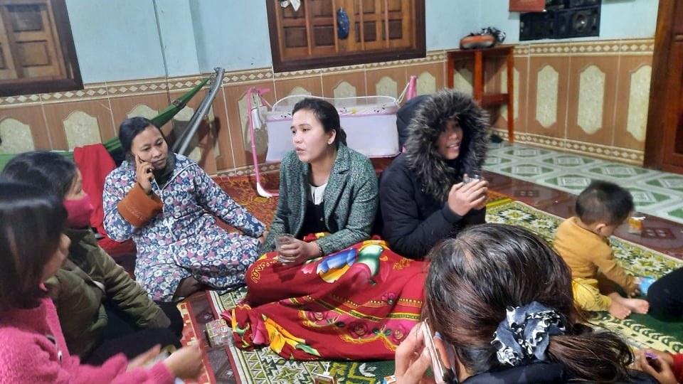 Hai chị em ăn quả rừng cầm cự, trở về an toàn sau 1 ngày đêm đi lạc - 1