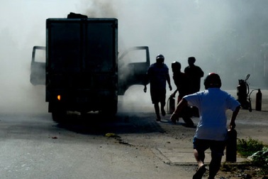 Đến lượt xe tải... bỗng dưng bốc cháy