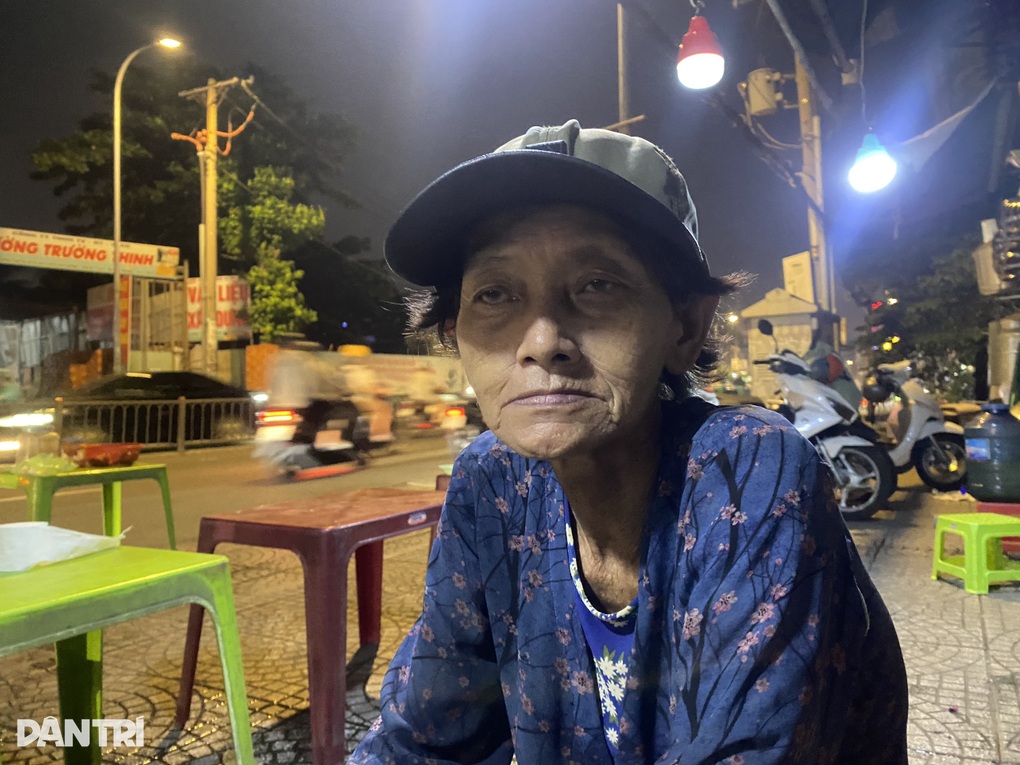 Vợ chồng già vật lộn với quán hột vịt, nuôi con trai tâm thần - 3 Vợ chồng già vật lộn với quán hột vịt, nuôi con trai tâm thần - 3