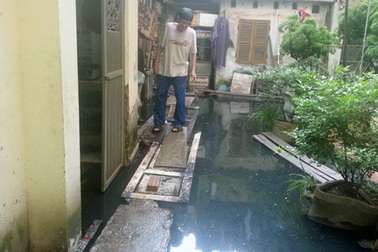 Hà Nội: Sống cùng nước cống đen ngòm ngập sâu cả mét