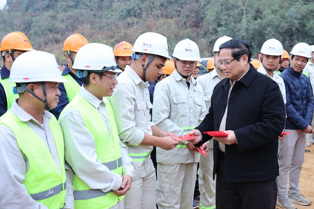 Thủ tướng thị sát cao tốc Đồng Đăng - Trà Lĩnh, lì xì cho công nhân - 2 Thủ tướng thị sát cao tốc Đồng Đăng - Trà Lĩnh, lì xì cho công nhân - 2