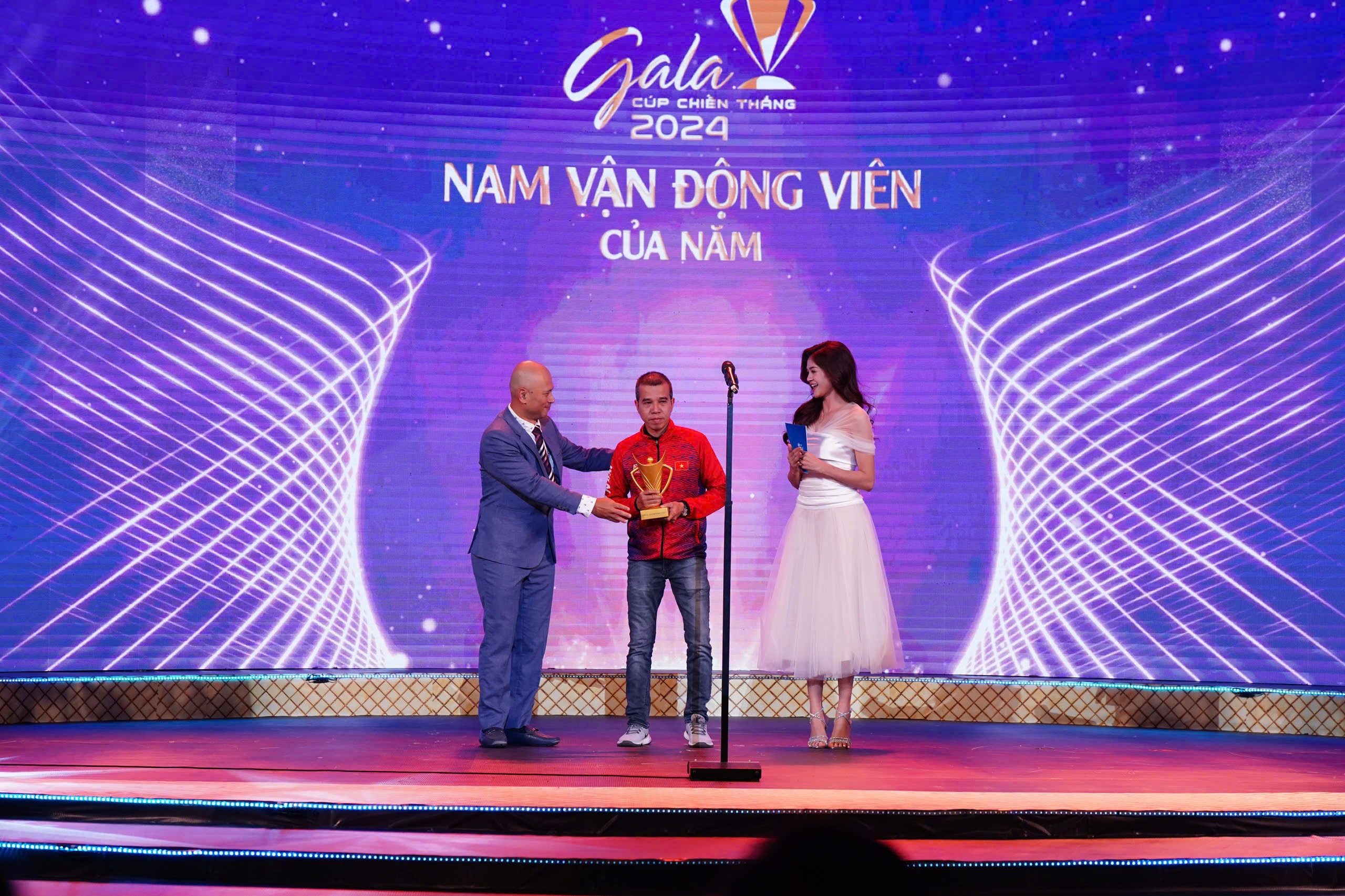 Η στιγμή που ο Σουάν Σον γιόρτασε την τιμή του στο Κύπελλο Νίκης του 2024 - 2 Khoảnh khắc Xuân Son ăn mừng được vinh danh ở Cúp Chiến thắng 2024 - 2