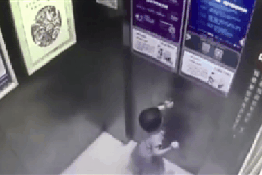 Bé gái 2 tuổi ngã từ tầng 18 thiệt mạng vì trò đùa tai hại