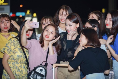 Phương Oanh “Quỳnh búp bê” suýt bị lỡ chuyến bay vì bị bao vây