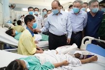 Thủ tướng thị sát, thăm hỏi người dân vùng bão lũ Quảng Ngãi và Quảng Nam